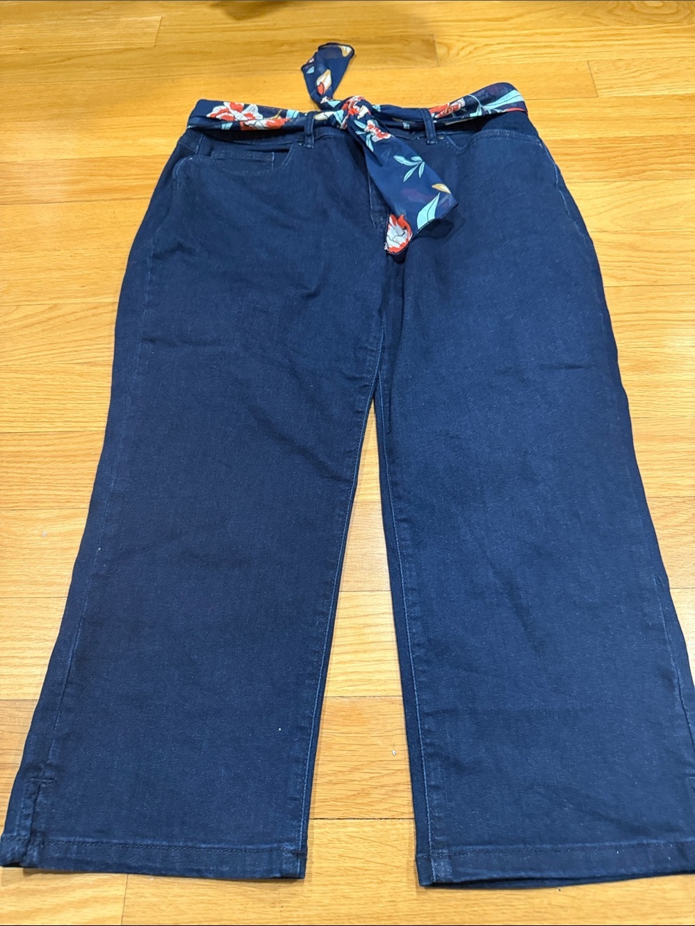 Croft & Barrow women’s dark blue capris with floral belt size 10 .